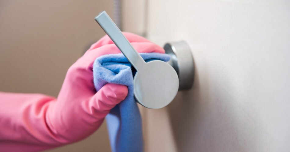 7 Gabime që duhet t’i shmangni gjatë pastrimit të banjos