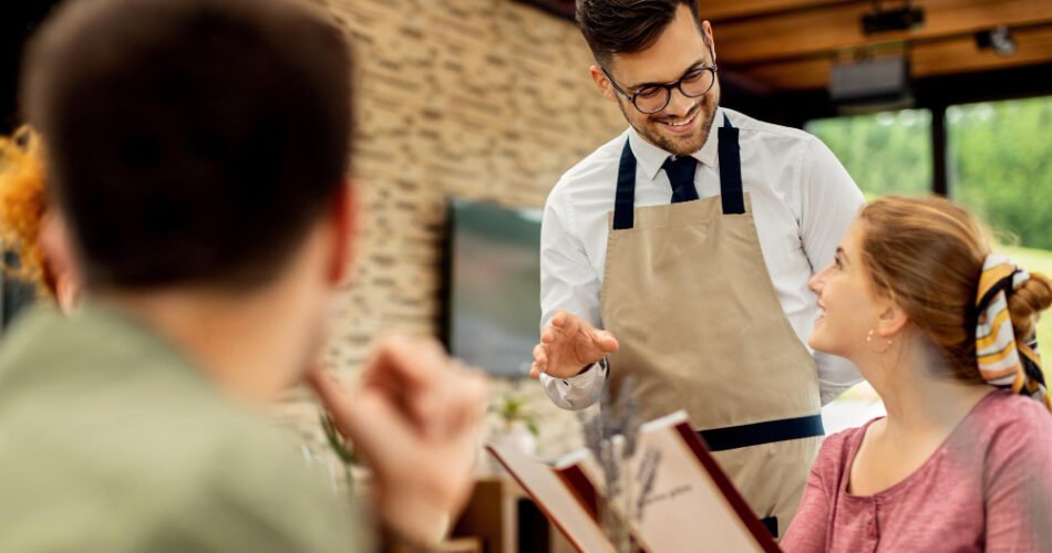 Roli i kamarierit në restorant