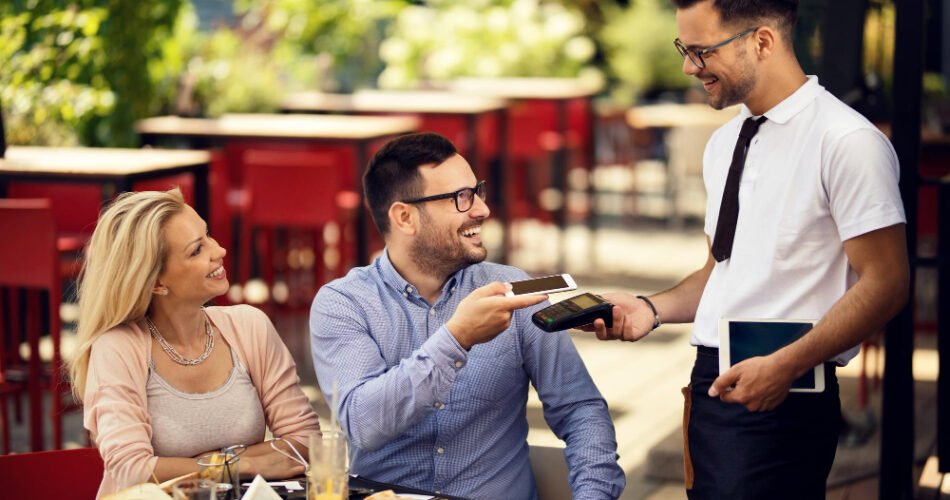 Si të fitosh më shumë bakshish si kamarier – Këshilla praktike për sukses në shërbim