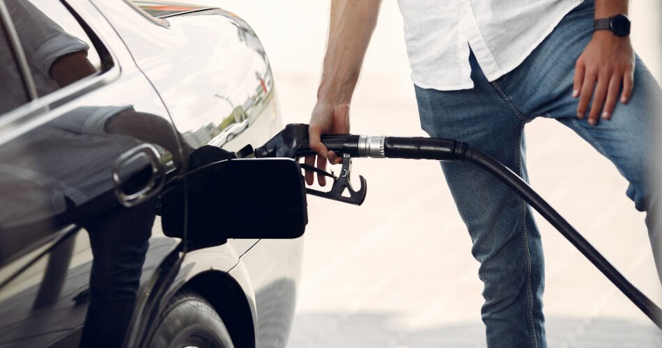 A bënë të mbushet vetura me karburant kur është e ndezur? Ja Çfarë duhet të dini