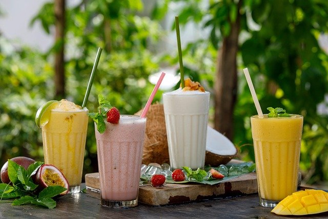 5 smoothie të shëndetshëm për mëngjes veror