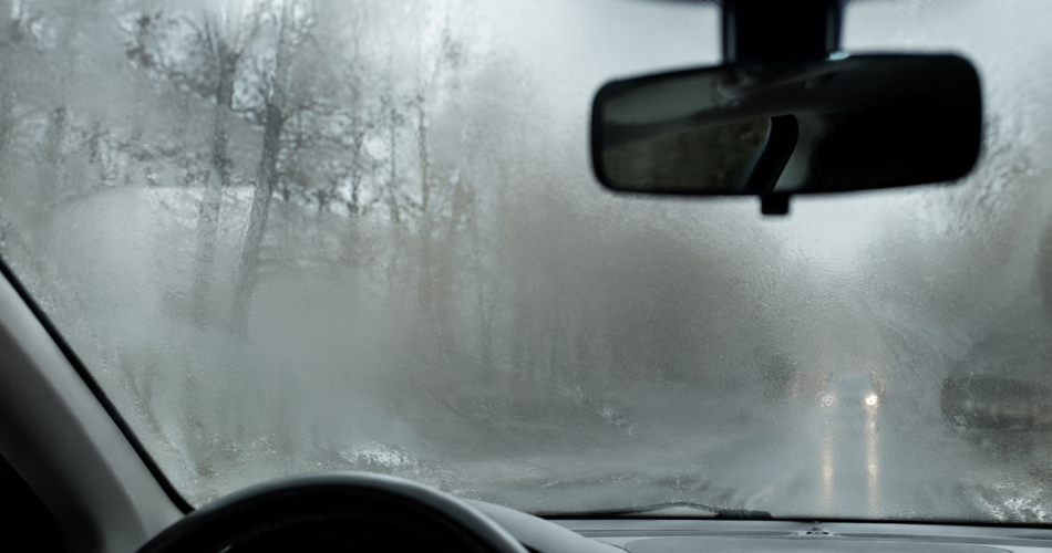 Pse mjegullohen xhamat e veturës nga brenda