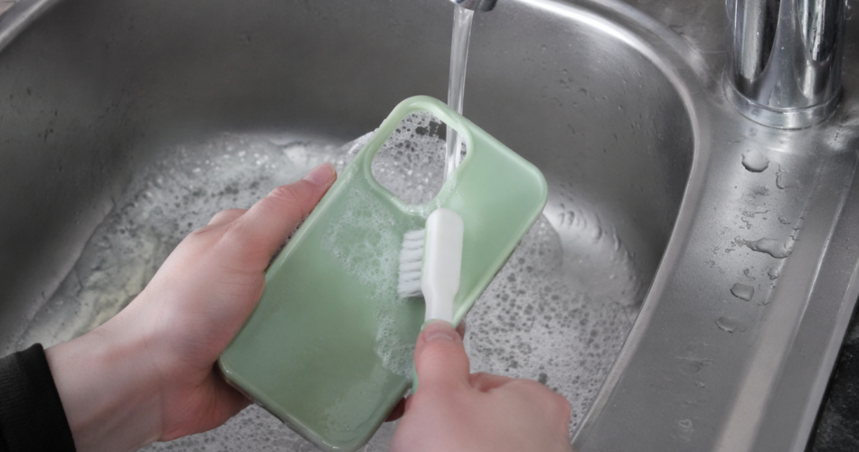 Si ta pastrosh kapakun e telefonit (silikon) si profesionist